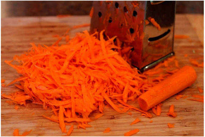 Тушеная скумбрия с луком и морковью на сковороде
