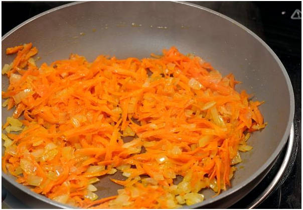 Тушеная скумбрия с луком и морковью на сковороде