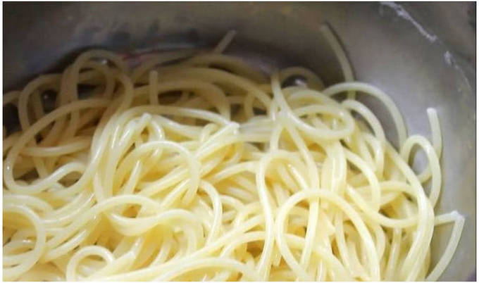 Спагетти с курицей и сыром в сливочном соусе