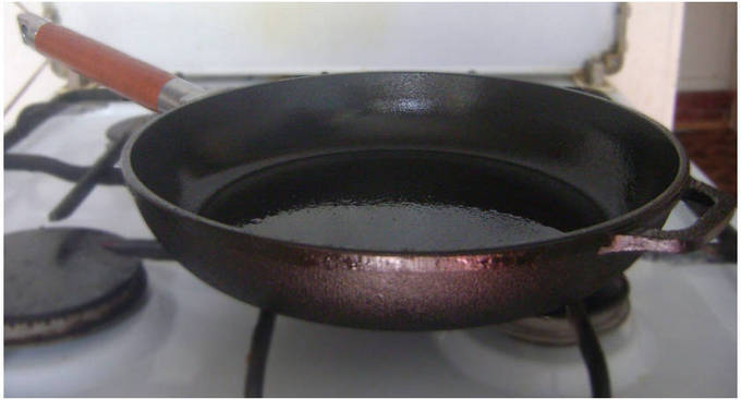 Тефтели с рисом в сметанном соусе в сковороде