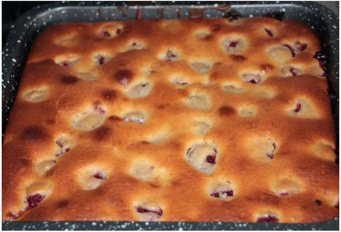 Пирог на кефире с ягодами в духовке