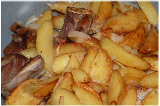 Жареная картошка со свининой на сковороде