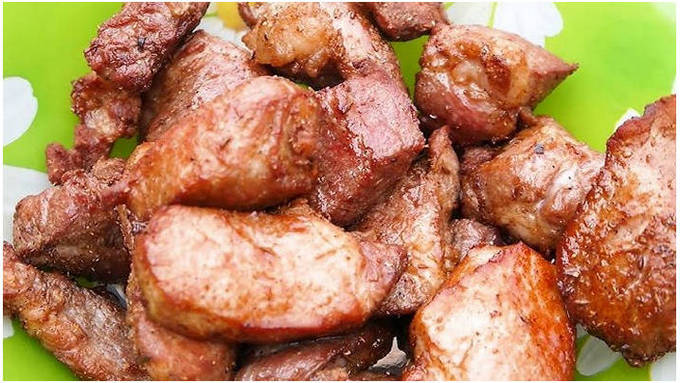 Жареная картошка со свининой на сковороде