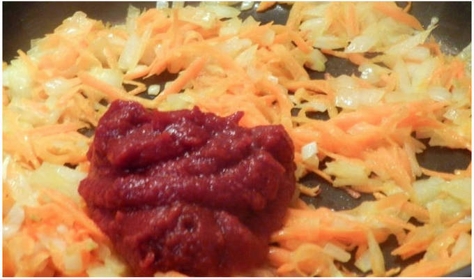 Свинина в томатном соусе на сковороде