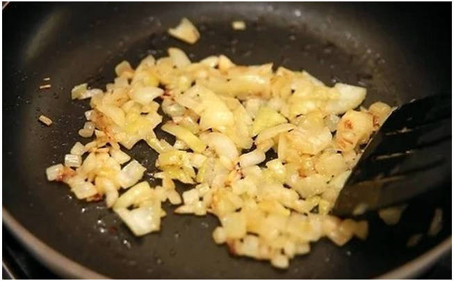 Индейка с грибами в сметанном соусе на сковороде