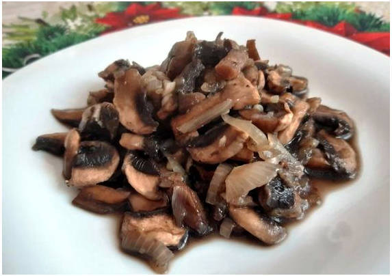 Индейка с грибами в сметанном соусе на сковороде