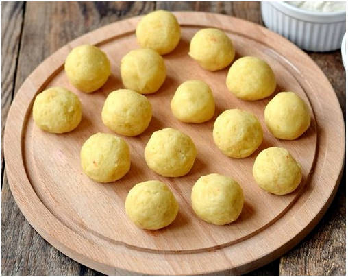 Картофельные шарики с сыром во фритюре