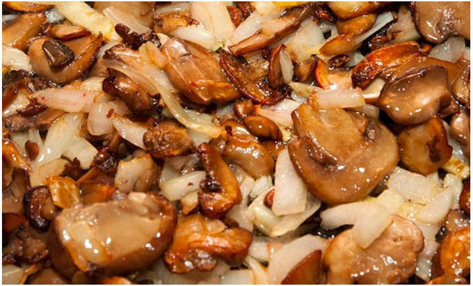 Курица с грибами в сливочном соусе на сковороде