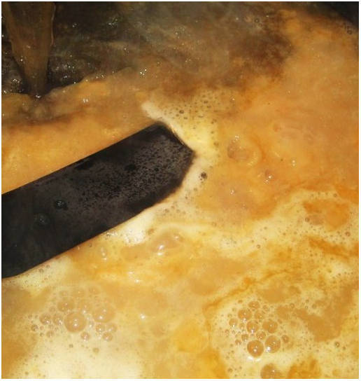 Тефтели в сливочном соусе со сметаной на сковороде