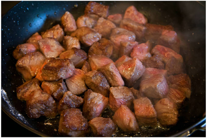 Тушеная свинина с картошкой на сковороде