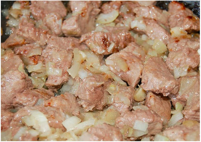 Тушеная свинина с картошкой на сковороде