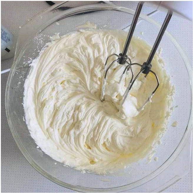 Крем для торта сметана масло сгущенка рецепт. Сметанный крем чиз для торта. Сливки для крема чиз. Творожный крем чиз для торта. Крем-чиз для торта из творожного сыра.