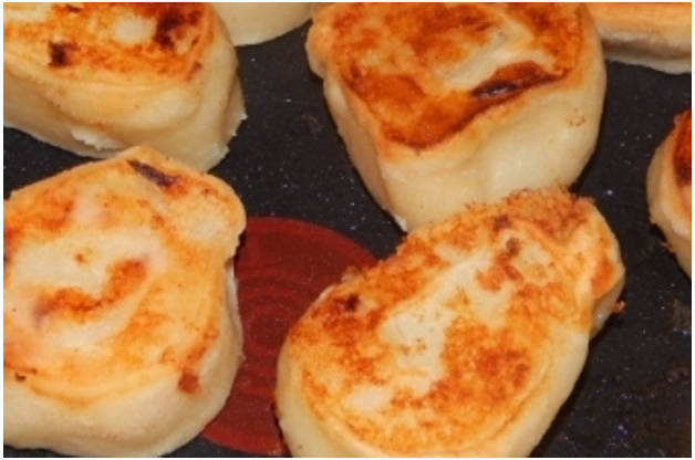 Жареные ленивые пирожки с картошкой на сковороде