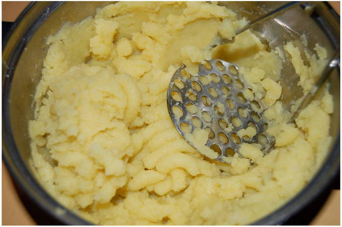 Жареные ленивые пирожки с картошкой на сковороде