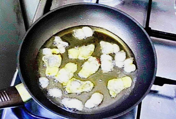 Картошка с салом и луком, жаренная на сковороде