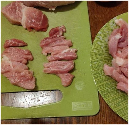 Поджарка из свинины с подливкой на сковороде