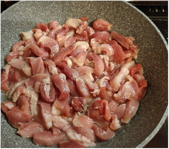Поджарка из свинины с подливкой на сковороде