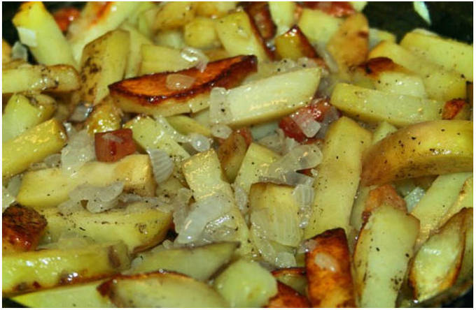Жареная картошка с шампиньонами на сковороде