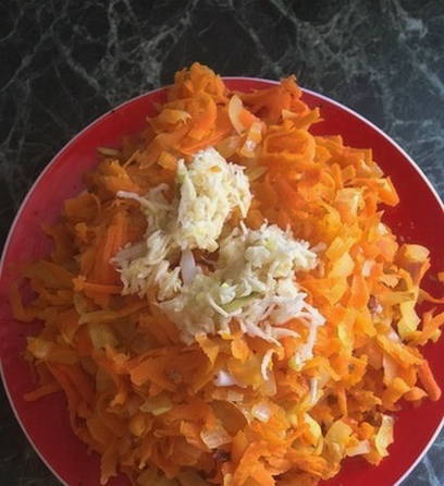 Салат с куриной печенью, солеными огурцами, морковью и луком