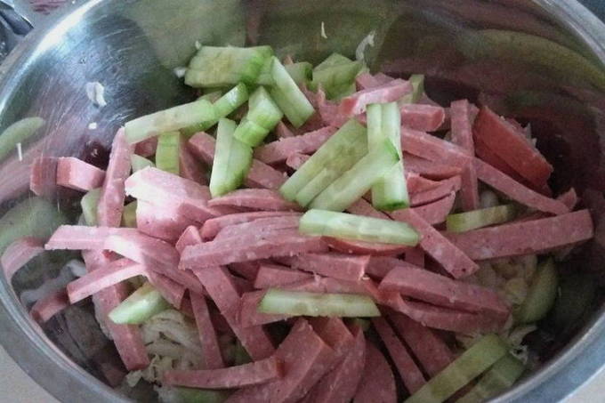 Салат из пекинской капусты с копченой колбасой