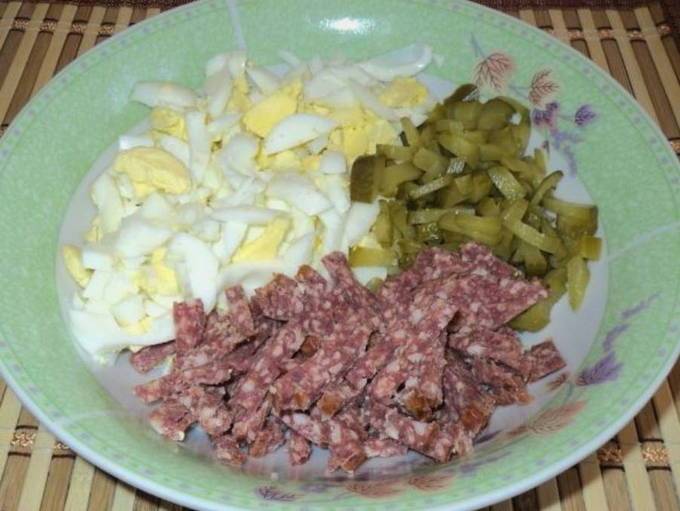 Салат с копченой колбасой и кириешками