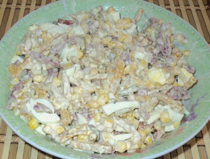 Салат с копченой колбасой и кириешками