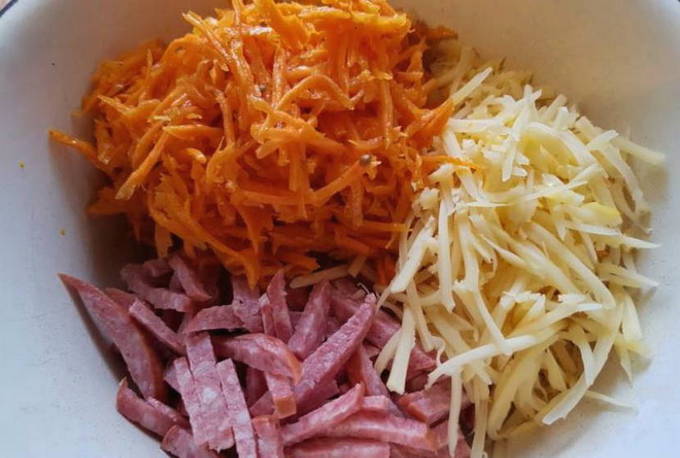Салат с копченой колбасой и корейской морковью
