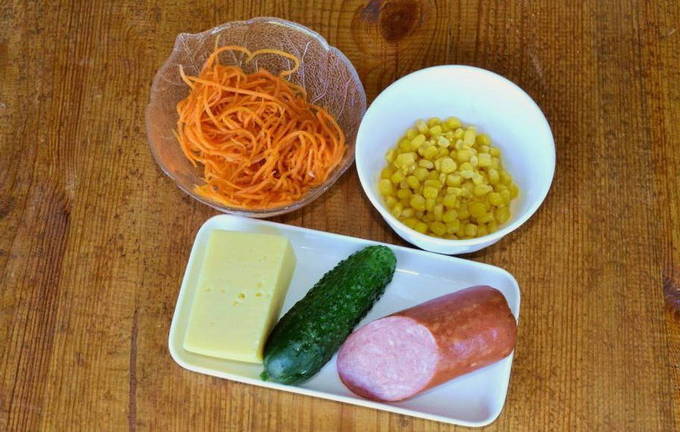 Салат с корейской морковью и копченой колбасой