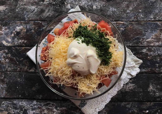 Салат с копченой колбасой и фасолью