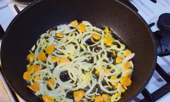 Омлет с овощами на сковороде