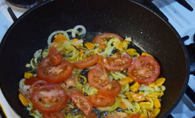 Омлет с овощами на сковороде