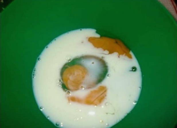 Омлет в мультиварке Редмонд с молоком и яйцом