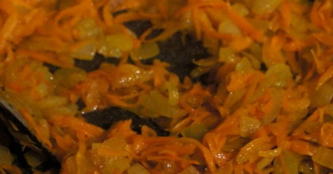 Гречка с грибами, луком и морковью на сковороде