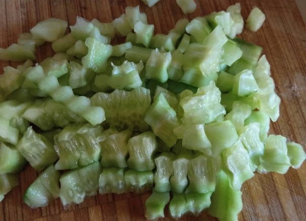 Салат из морской капусты с яйцом и зеленым горошком
