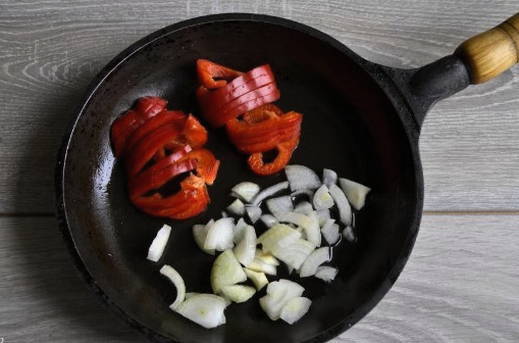 Яичница с помидорами и перцем