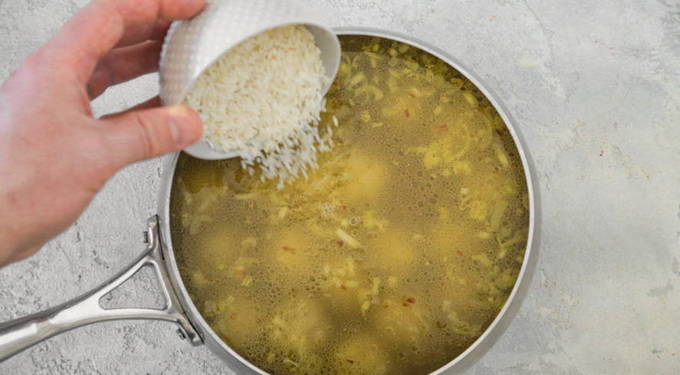 Суп с фрикадельками из фарша и риса