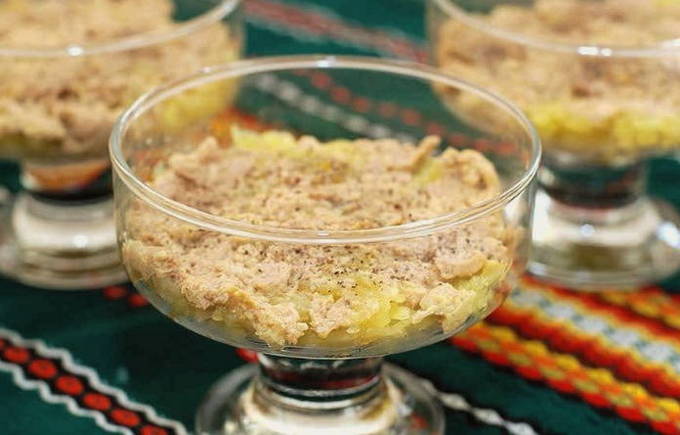 Салат Мимоза с печенью трески