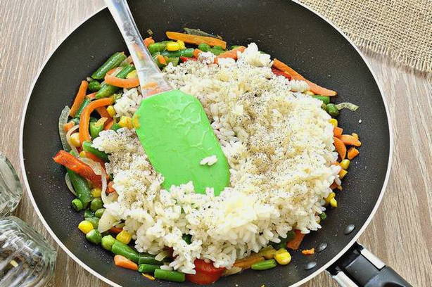 Рис с замороженными овощами на сковороде