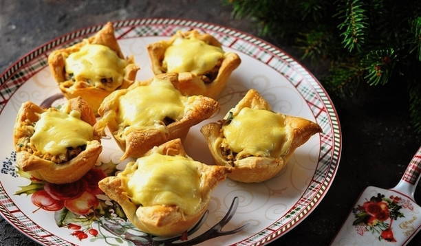 Тарталетки с курицей, грибами и сыром в духовке - рецепт с пошаговыми фото