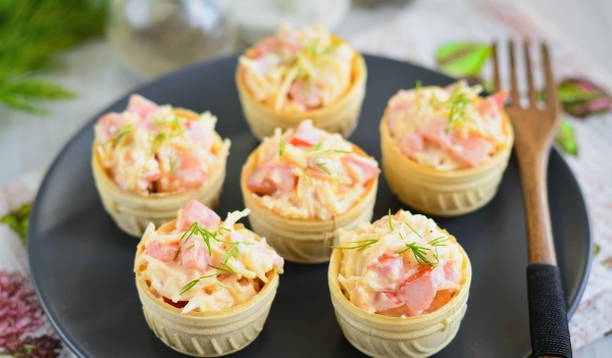 Пикантные тарталетки с сыром и помидорами – пошаговый рецепт приготовления с фото