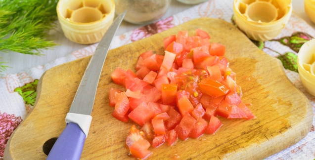 Тарталетки с сыром и помидорами
