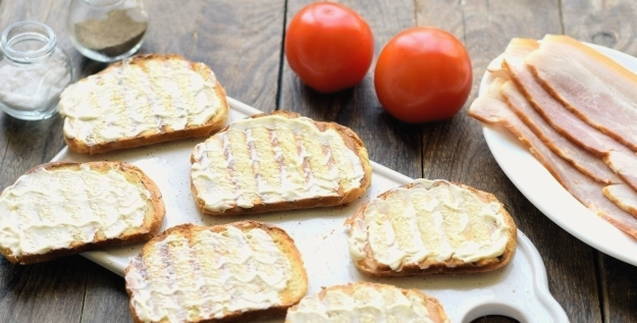 Бутерброды с беконом и сыром