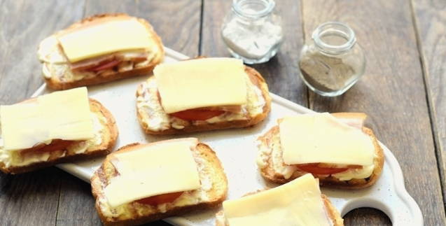 Бутерброды с беконом и сыром