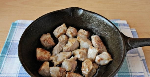 Свинина с грибами в сметанном соусе на сковороде