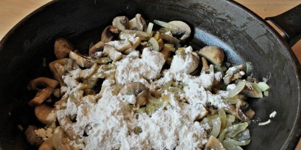 Свинина с грибами в сметанном соусе на сковороде