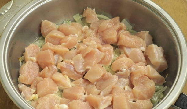 Курица с шампиньонами в сметанном соусе на сковороде