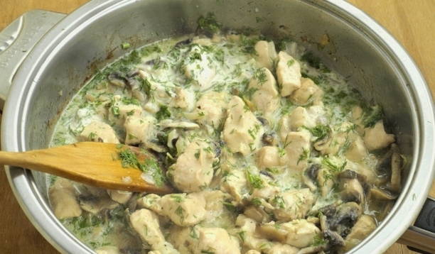 Курица с шампиньонами в сметанном соусе на сковороде