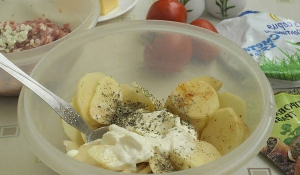 Картошка с фаршем и помидорами под сыром в духовке