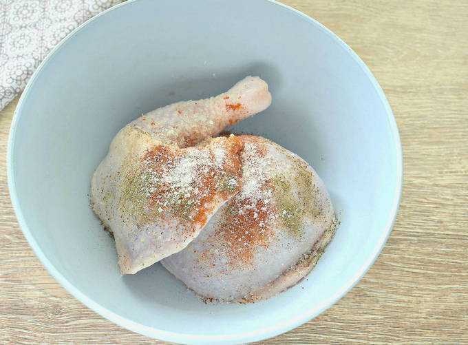 Жареная курица с чесноком на сковороде