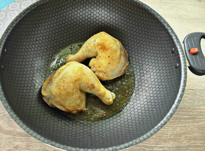 Жареная курица с чесноком на сковороде